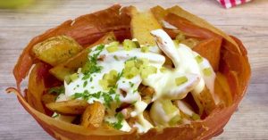 Papas fritas en un tazón de jamón y queso raclette. ¡Delicioso y perfecto!