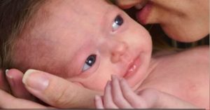 Bebé con rara condición que lo hace envejecer 7 veces más rápido cumple 8 años y luce impresionante