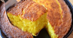 Pastel cremoso de maíz enlatado, solo lleva unos pocos ingredientes y es delicioso