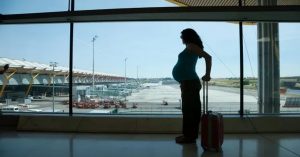 Precauciones que las embarazadas deben saber antes de viajar en avión
