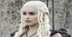 La estrella de Game of Thrones, Emilia Clarke, comparte fotos hospitalarias nunca antes vistas y habla sobre su batalla contra un aneurisma.