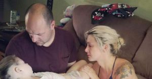 Photo of parents cradling their little daughter in their arms before she leaves touched the whole world