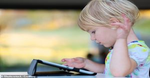 El uso del teléfono celular hace que los niños sean propensos a portarse mal o a tener trastorno por déficit de atención.