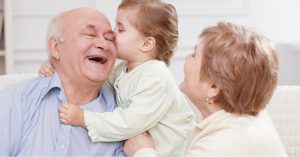 ¿Sabías que los nietos son como la medicina para los abuelos? Te explicamos por qué es importante esta convivencia.