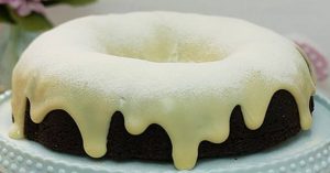Pastel Volcán de Oreo con Glaseado de Leche en Polvo. ¡Fácil de hacer y simplemente perfecto!