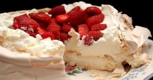 Deliciosa tarta de fresas con merengue y merengues